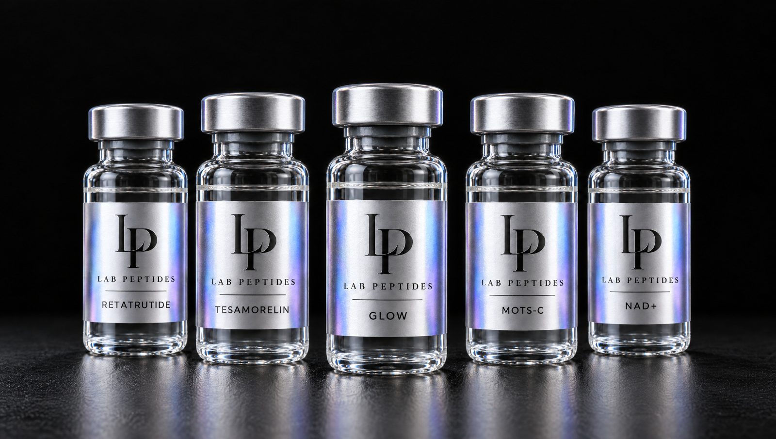 חמישה בקבוקונים של Lab Peptides: Retatrutide, Tesamorelin, GLOW, MOTS-c ו־NAD+